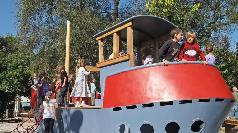 Spielgeraet Metallschiff auf Sand